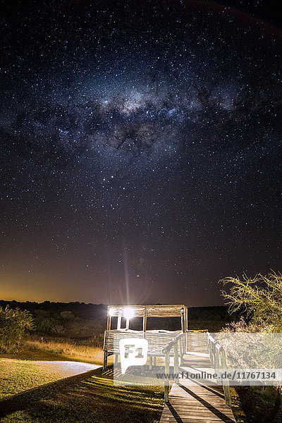 Die Milchstraße über einer Aussichtsplattform in der Hlosi Game Lodge im Amakhala-Wildreservat im Ostkap  Südafrika  Afrika