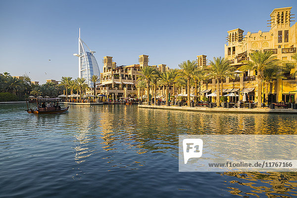 Blick auf das Burj Al Arab von Madinat Jumeirah  Dubai  Vereinigte Arabische Emirate  Naher Osten