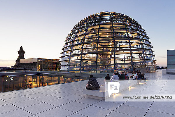 Die Kuppel von Norman Foster  Reichstagsgebäude bei Sonnenuntergang  Mitte  Berlin  Deutschland  Europa