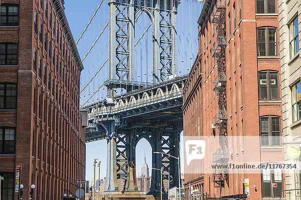 Manhattan Bridge und Empire State Building vom Dumbo Historic District  Brooklyn  New York City  Vereinigte Staaten von Amerika  Nordamerika