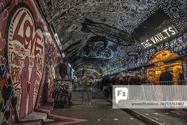 Graffiti-Künstler und Menschen  die auf eine Show im The Vaults im Leake Street Tunnel in London  England  Vereinigtes Königreich  Europa warten