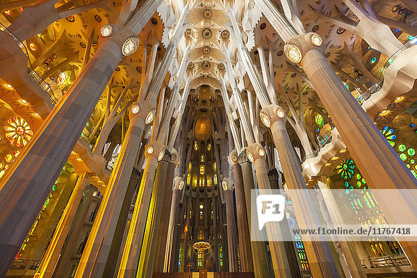 Kirche La Sagrada Familia  Innenraum der Basilika mit Glasfenstern von Antoni Gaudi  UNESCO-Weltkulturerbe  Barcelona  Katalonien (Catalunya)  Spanien  Europa