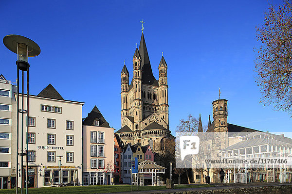 Fischmarktplatz mit Kirche Groß St. Martin  Köln  Nordrhein-Westfalen  Deutschland  Europa