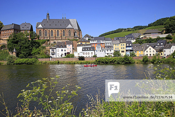 Blick auf die St.-Lorenz-Kirche in Saarburg an der Saar  Rheinland-Pfalz  Deutschland  Europa
