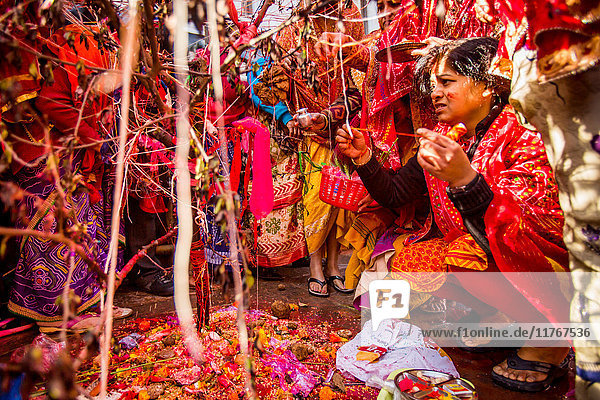 Betende Frau beim Holi-Festival  Durbar Square  Kathmandu  Nepal  Asien