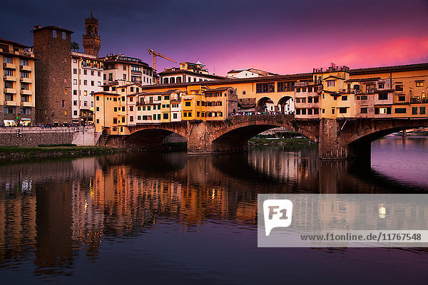Ponte Vecchio bei Sonnenuntergang  gespiegelt im Fluss Arno  Florenz  UNESCO-Weltkulturerbe  Toskana  Italien  Europa