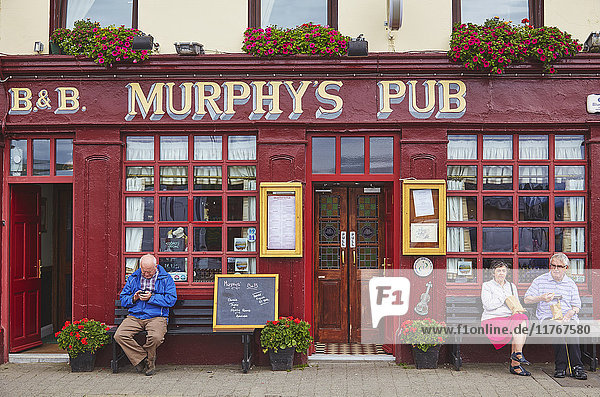 Eine Kneipenfront  Dingle-Stadt  County Kerry  Munster  Republik Irland  Europa