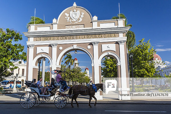 Die Nachbildung des Arco de Triunfo im Parque Jose Marti in der Stadt Cienfuegos  UNESCO-Weltkulturerbe  Kuba  Westindien  Karibik  Mittelamerika