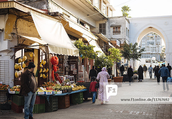 Straßenszene in der Medina  Tanger  Marokko  Nordafrika  Afrika