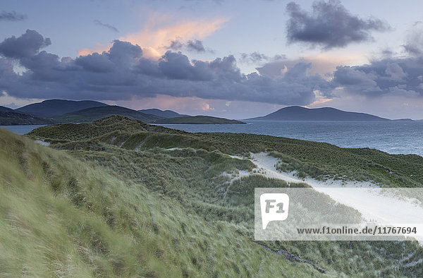 Blick über den Sound of Taransay von den Dünen bei Luskentyre  Isle of Harris  Äußere Hebriden  Schottland  Vereinigtes Königreich  Europa