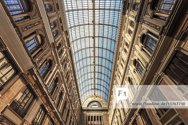 Morgenlicht beleuchtet die Arkaden der Galleria Umberto I  1890  durch ihr spektakuläres Glasgewölbe  Stadt Neapel  Kampanien  Italien  Europa