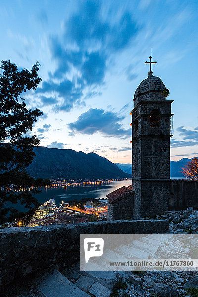 Teil der Festungsmauern und des Weges oberhalb der Altstadt von Kotor während der abendlichen blauen Stunde  UNESCO-Weltkulturerbe  Montenegro  Europa