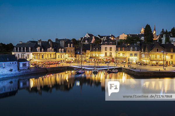 Hafen von Saint-Goustan zur blauen Stunde  Auray  Morbihan  Bretagne  Frankreich  Europa
