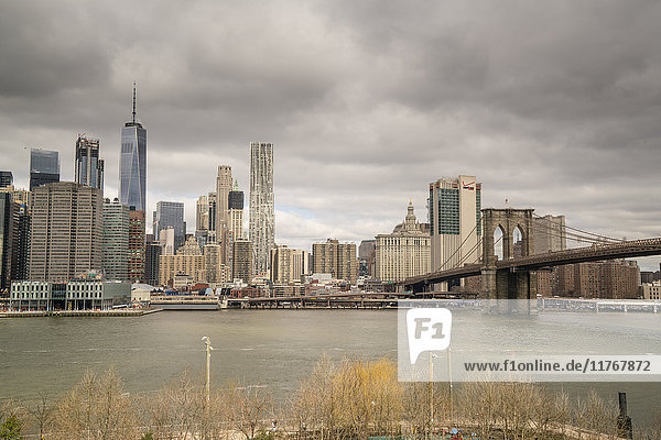 Skyline von Manhattan und Brooklyn Bridge an einem bewölkten Tag  New York City  Vereinigte Staaten von Amerika  Nordamerika