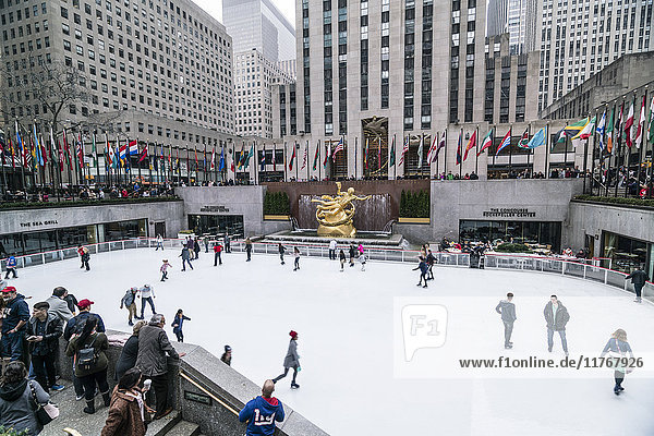 Die Winter-Eislaufbahn am Rockefeller Plaza  New York City  Vereinigte Staaten von Amerika  Nordamerika