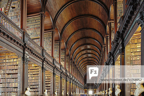 Der Long Room in der Bibliothek des Trinity College  Dublin  Republik Irland  Europa