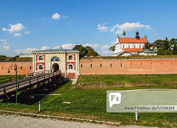 Szczebrzeszyn Tor und Kathedrale  Altstadt  UNESCO Weltkulturerbe  Zamosc  Woiwodschaft Lublin  Polen  Europa