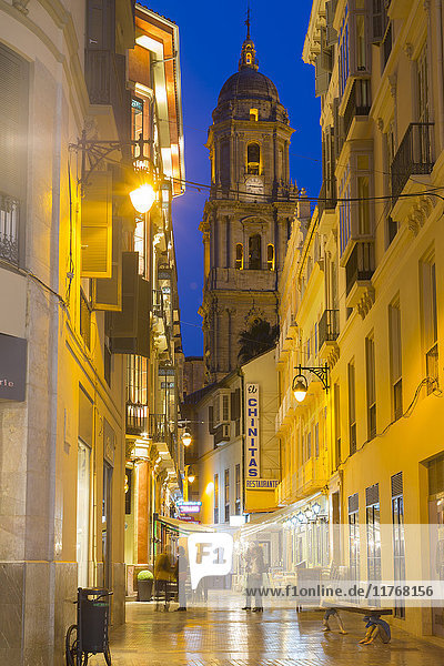 Blick auf die Kathedrale von Malaga von der Calle Marques de Larios in der Abenddämmerung  Malaga  Costa del Sol  Andalusien  Spanien  Europa