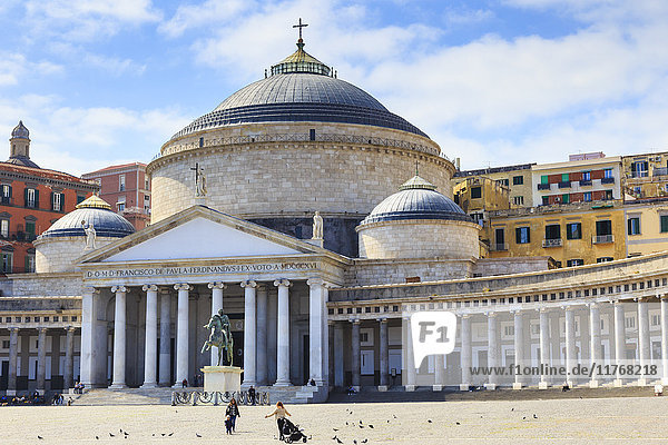 Tauben und Menschen auf der Piazza del Plebiscito mit der Basilica di San Francesco di Paola  Stadt Neapel  Kampanien  Italien  Europa