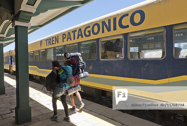 Touristen bei der Ankunft im patagonischen Zug in Bariloche  Argentinien  Südamerika