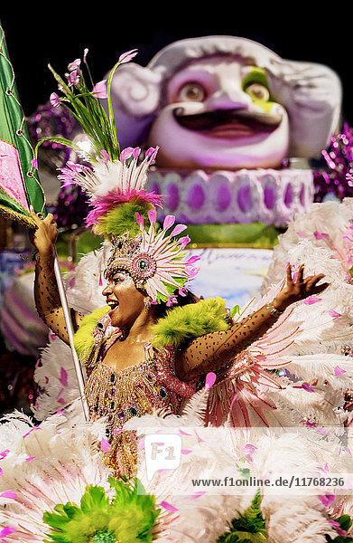 Sambatänzerin bei der Karnevalsparade  Stadt Rio de Janeiro  Bundesstaat Rio de Janeiro  Brasilien  Südamerika