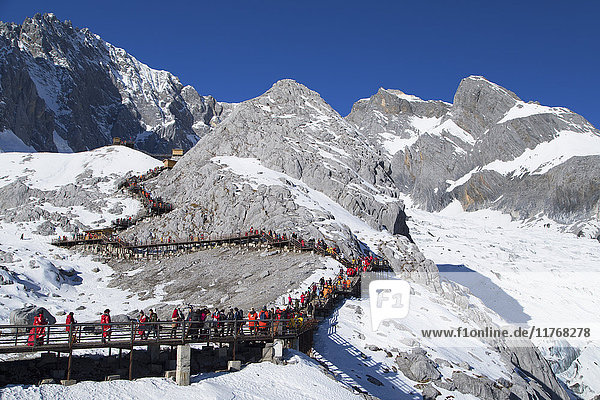 Touristen auf dem Jadedrachen-Schneeberg (Yulong Xueshan)  Lijiang  Yunnan  China  Asien