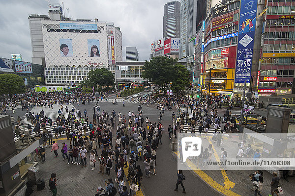 Shibuya-Kreuzung  die verkehrsreichste Straßenkreuzung der Welt  Tokio  Japan  Asien