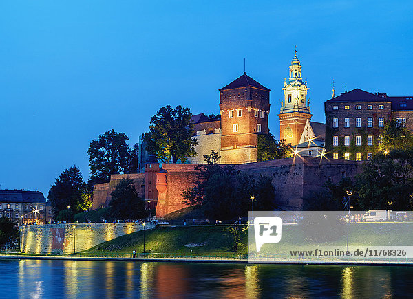 Königsschloss Wawel und Weichsel in der Dämmerung  Krakau  Woiwodschaft Kleinpolen  Polen  Europa