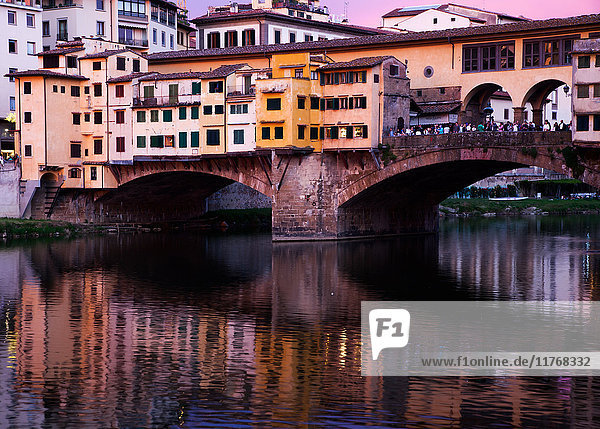 Ponte Vecchio bei Sonnenuntergang  gespiegelt im Fluss Arno  Florenz  UNESCO-Weltkulturerbe  Toskana  Italien  Europa
