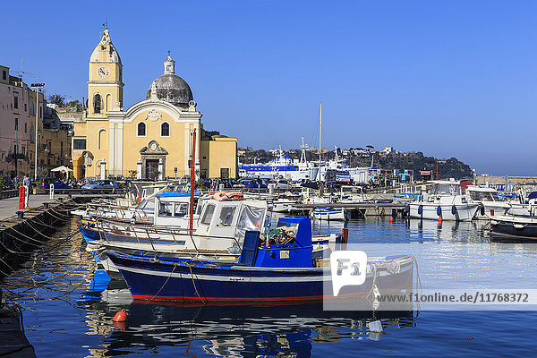 Procida Porto  Marina Grande Boote und Santa Maria della Pieta Kirche  Insel Procida  Golf von Neapel  Kampanien  Italien  Europa
