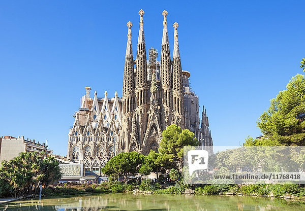 Vorderansicht der Kirche La Sagrada Familia  entworfen von Antoni Gaudi  UNESCO-Weltkulturerbe  Barcelona  Katalonien (Catalunya)  Spanien  Europa
