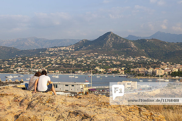 Touristen bewundern das Meer und die Segelboote rund um das Dorf Ile Rousse  Region Balagne  Korsika  Frankreich  Mittelmeer  Europa