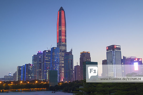 Ping An International Finance Centre  mit 600 m das vierthöchste Gebäude der Welt im Jahr 2017  und Civic Square  Futian  Shenzhen  Guangdong  China  Asien