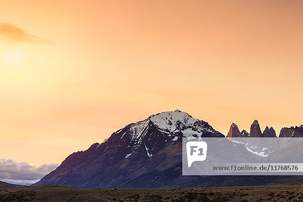 Die Granittürme des Torres del Paine und das Zentralmassiv im Herzen des Parks  Nationalpark Torres del Paine  Patagonien  Chile  Südamerika