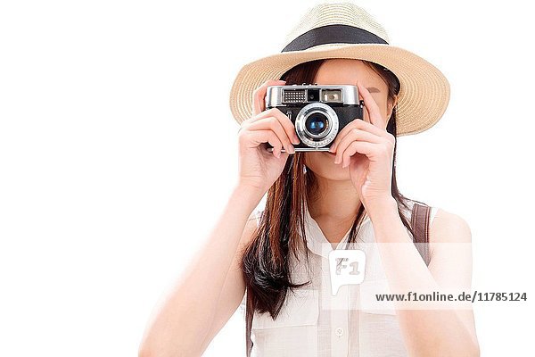 Junge Frau beim Fotografieren mit Kamera  Porträt