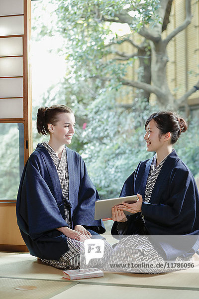 Weiße Frau in Yukata mit japanischem Freund in traditionellem Ryokan  Tokio  Japan