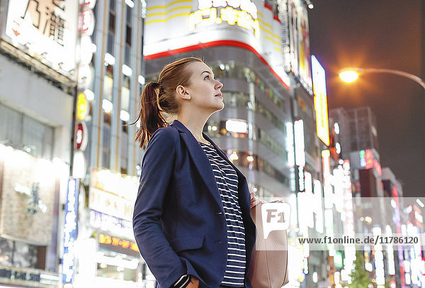 Kaukasische Frau in der Innenstadt von Tokio bei Nacht  Tokio  Japan