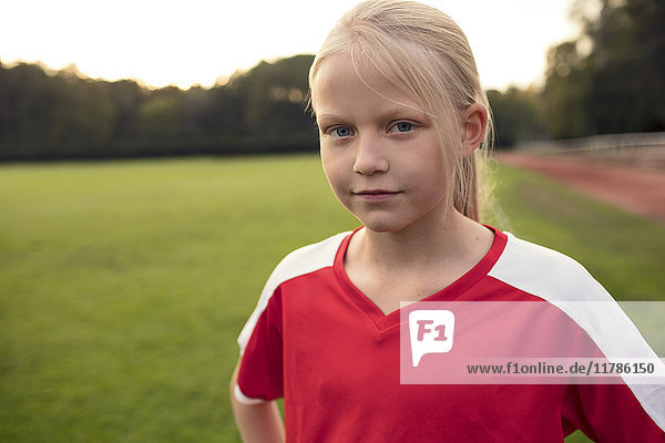 Porträt eines selbstbewussten Mädchens auf dem Fußballfeld