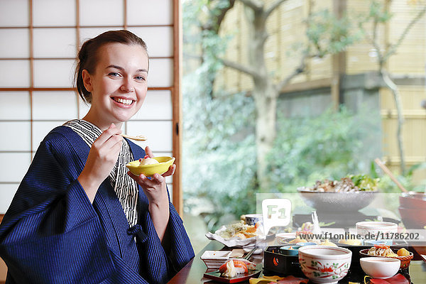 Weiße Frau in Yukata beim Essen in einem traditionellen Ryokan  Tokio  Japan
