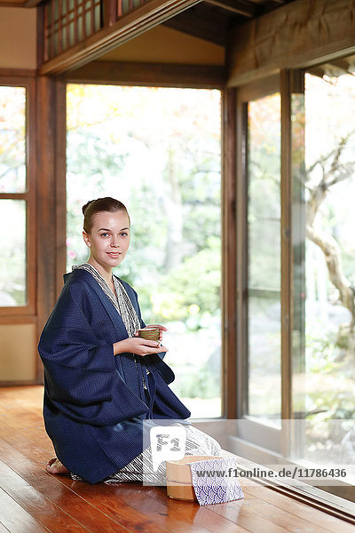 Weiße Frau trägt Yukata in traditionellem Ryokan  Tokio  Japan