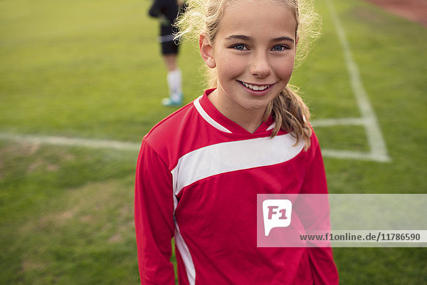 Porträt des glücklichen Mädchens auf dem Fußballfeld
