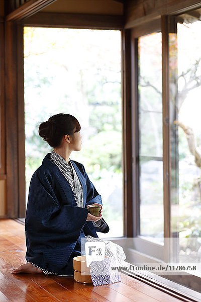 Japanische Frau trägt einen Yukata in einem traditionellen Ryokan  Tokio  Japan