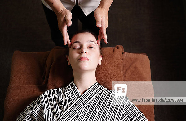 Kaukasische Frau bei einer Massage in einem Spa in Tokio  Japan