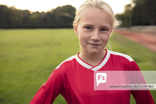 Porträt eines Mädchens auf dem Fußballfeld