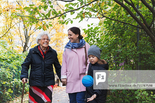 Glückliche Seniorin mit Tochter und Urenkel im Park