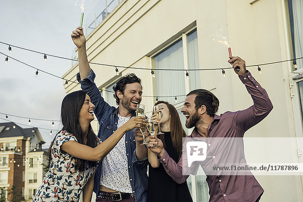 Freunde feiern mit Champagner im Freien