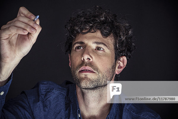 Mann schreibt mit dem Stift auf transparentem Bildschirm