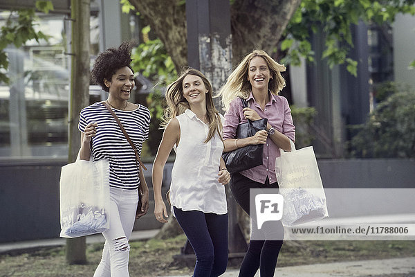 Junge Frauen beim gemeinsamen Einkaufen