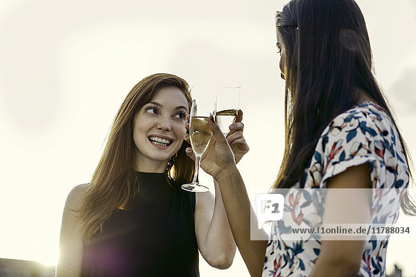 Frauen trinken gemeinsam Champagner im Freien