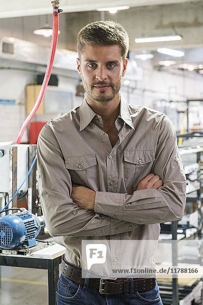 Ingenieur in der Werkstatt  Portrait